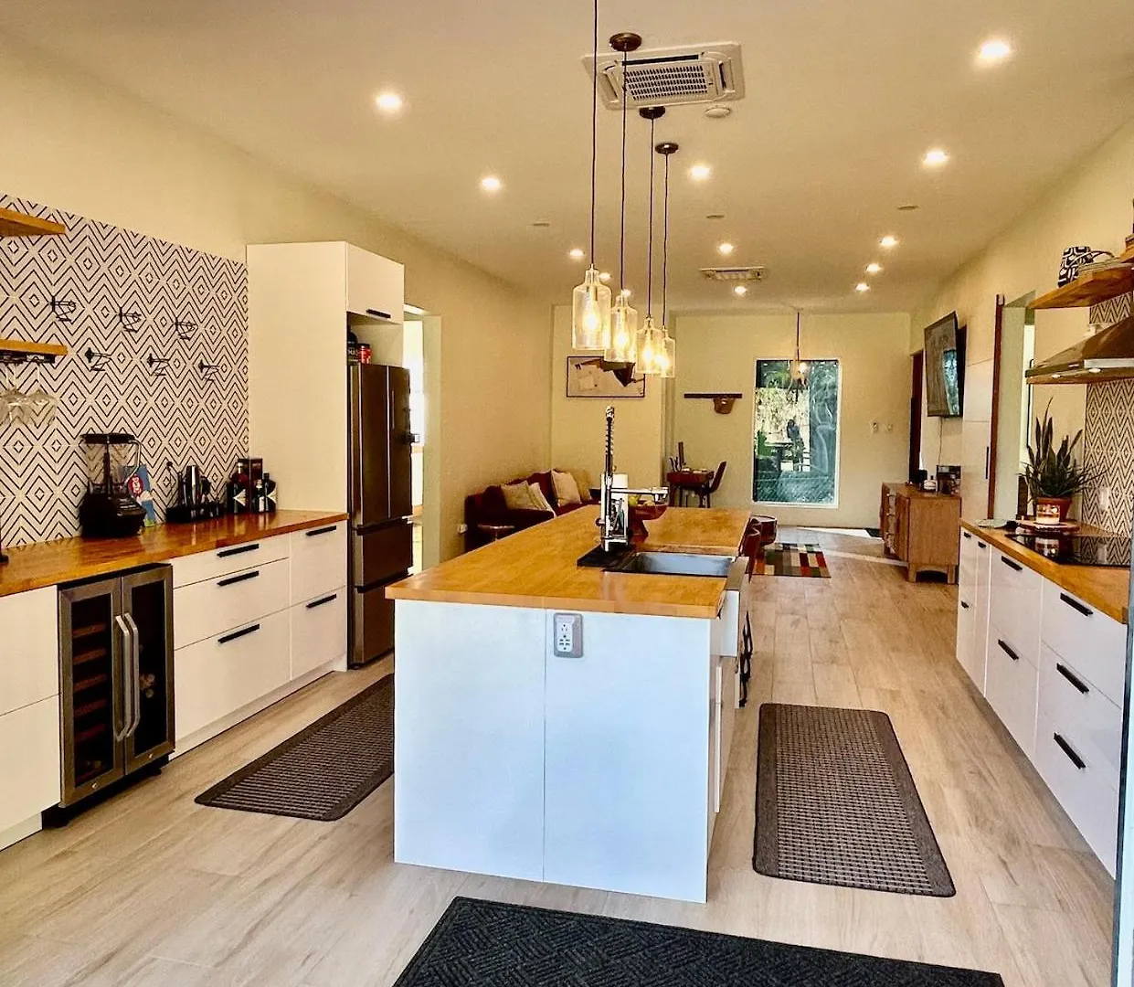 New!!!! St Silas 3-Bdrm, 3 And A Half Bath Villa Approx 8 Minutes From Pristine Beaches And Shopping Area Saint James